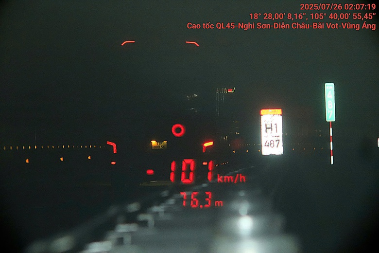 Li&ecirc;n tiếp ph&aacute;t hiện xe kh&aacute;ch chạy sai h&agrave;nh tr&igrave;nh, d&ugrave;ng điện thoại khi chạy tr&ecirc;n cao tốc- Ảnh 3.
