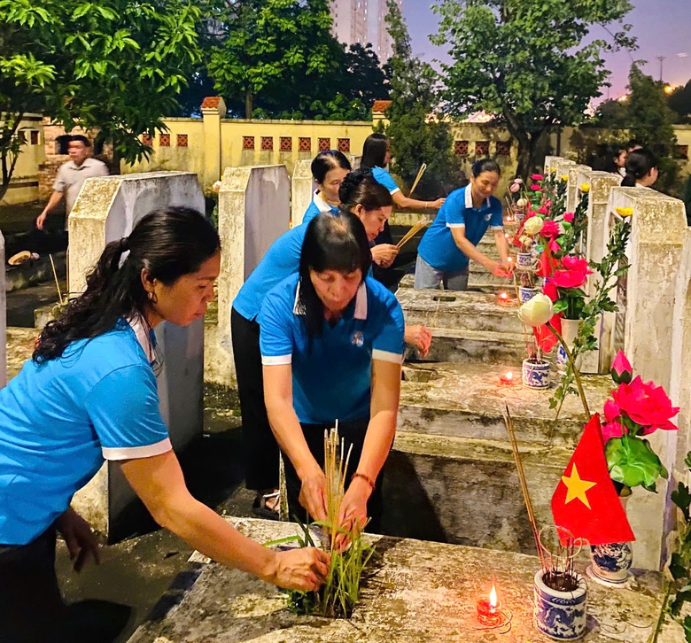 Khắp Thủ đ&ocirc; lung linh "mỗi ngọn nến - một tấm l&ograve;ng" tri &acirc;n c&aacute;c anh h&ugrave;ng liệt sĩ- Ảnh 3.