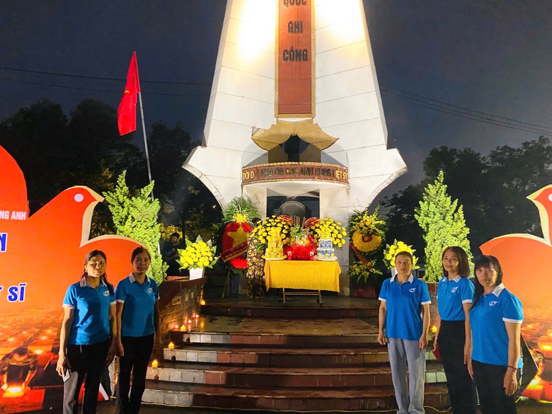 Khắp Thủ đ&ocirc; lung linh "mỗi ngọn nến - một tấm l&ograve;ng" tri &acirc;n c&aacute;c anh h&ugrave;ng liệt sĩ- Ảnh 2.