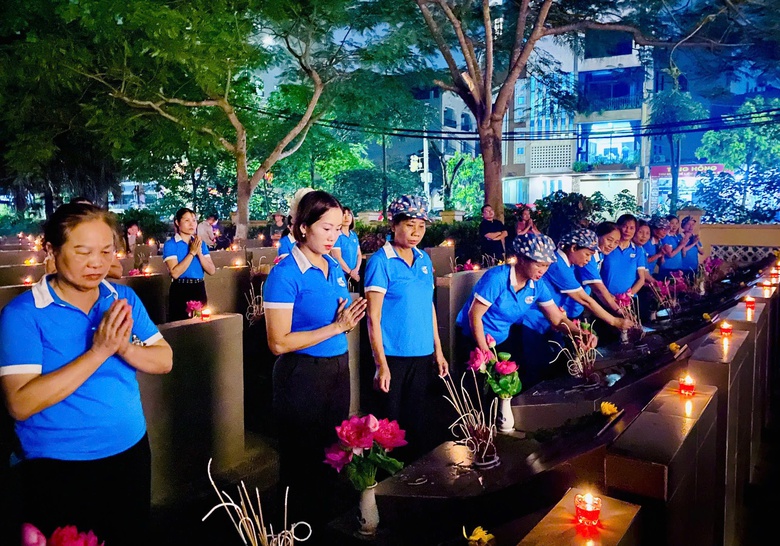 Khắp Thủ đ&ocirc; lung linh "mỗi ngọn nến - một tấm l&ograve;ng" tri &acirc;n c&aacute;c anh h&ugrave;ng liệt sĩ- Ảnh 1.