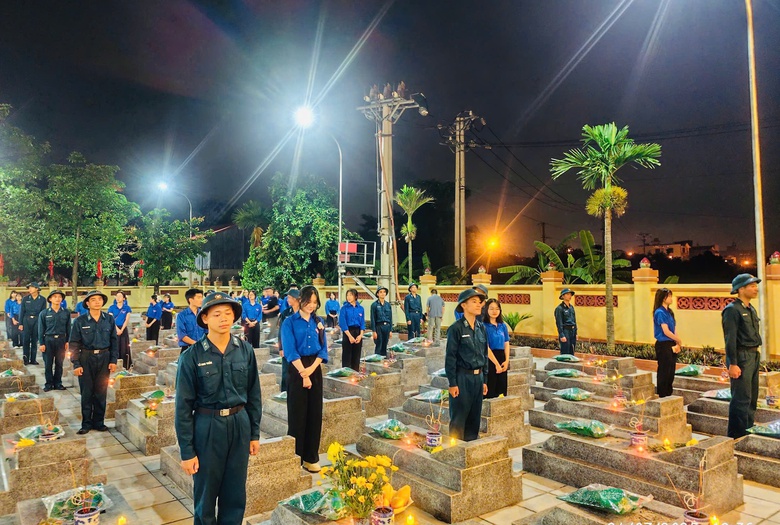 Khắp Thủ đ&ocirc; lung linh "mỗi ngọn nến - một tấm l&ograve;ng" tri &acirc;n c&aacute;c anh h&ugrave;ng liệt sĩ- Ảnh 5.