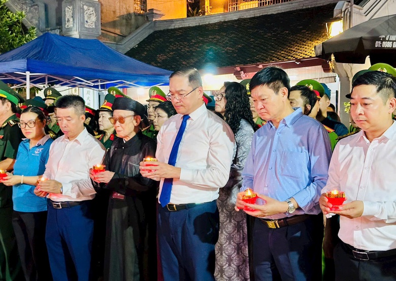 Khắp Thủ đ&ocirc; lung linh "mỗi ngọn nến - một tấm l&ograve;ng" tri &acirc;n c&aacute;c anh h&ugrave;ng liệt sĩ- Ảnh 6.