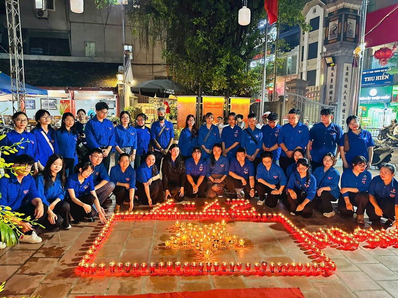 Khắp Thủ đ&ocirc; lung linh "mỗi ngọn nến - một tấm l&ograve;ng" tri &acirc;n c&aacute;c anh h&ugrave;ng liệt sĩ- Ảnh 7.