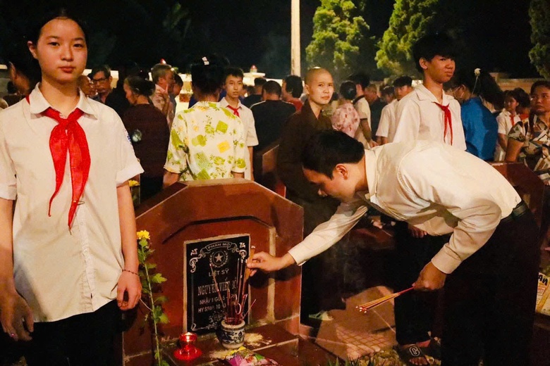 Khắp Thủ đ&ocirc; lung linh "mỗi ngọn nến - một tấm l&ograve;ng" tri &acirc;n c&aacute;c anh h&ugrave;ng liệt sĩ- Ảnh 11.