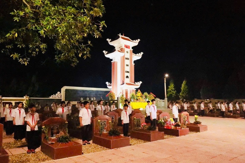 Khắp Thủ đ&ocirc; lung linh "mỗi ngọn nến - một tấm l&ograve;ng" tri &acirc;n c&aacute;c anh h&ugrave;ng liệt sĩ- Ảnh 10.