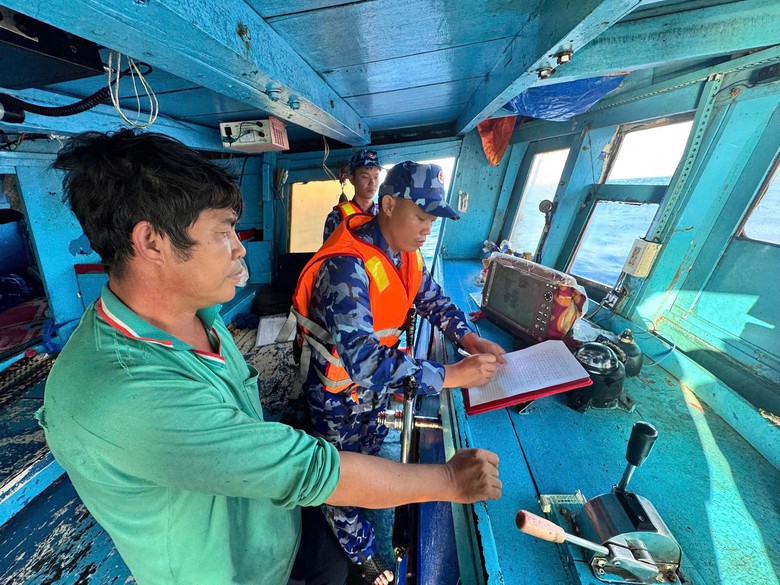 C&agrave; Mau: Bắt giữ t&agrave;u c&aacute; vận chuyển 40.000 l&iacute;t dầu kh&ocirc;ng r&otilde; nguồn gốc tr&ecirc;n biển- Ảnh 2.