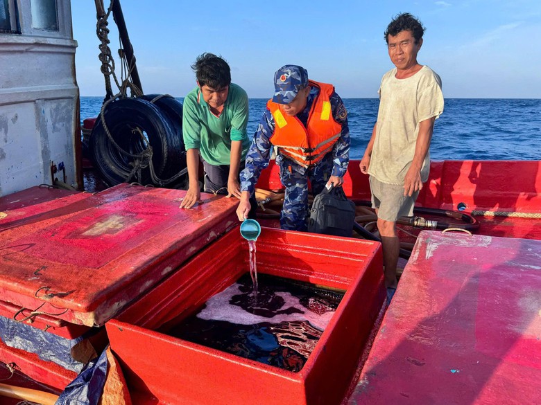 C&agrave; Mau: Bắt giữ t&agrave;u c&aacute; vận chuyển 40.000 l&iacute;t dầu kh&ocirc;ng r&otilde; nguồn gốc tr&ecirc;n biển- Ảnh 1.