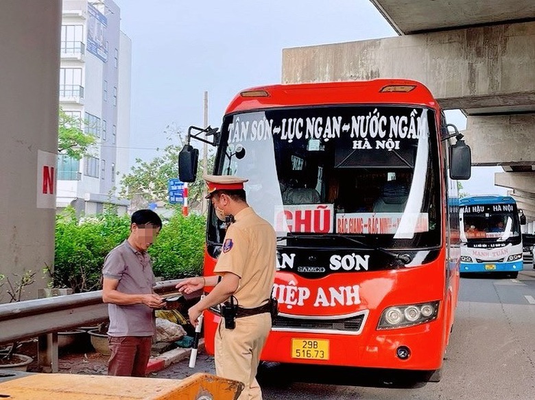 CSGT H&agrave; Nội xử phạt hơn 140 xe kh&aacute;ch, 46 xe tải vi phạm sau hai ng&agrave;y tổng kiểm tra- Ảnh 1.