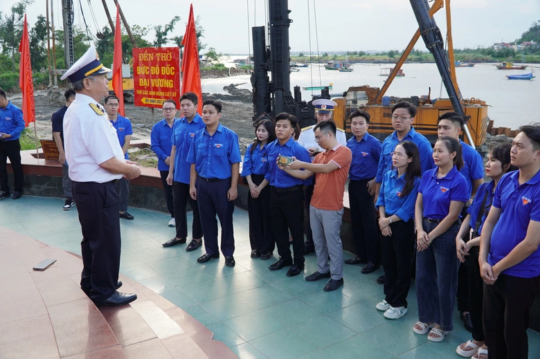 Đo&agrave;n Thanh ni&ecirc;n B&aacute;o X&acirc;y dựng tri &acirc;n cựu chiến binh t&agrave;u kh&ocirc;ng số, thăm gia đ&igrave;nh ch&iacute;nh s&aacute;ch- Ảnh 2.