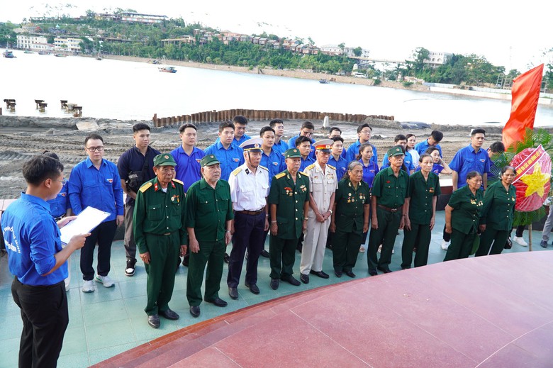 Đo&agrave;n Thanh ni&ecirc;n B&aacute;o X&acirc;y dựng tri &acirc;n cựu chiến binh t&agrave;u kh&ocirc;ng số, thăm gia đ&igrave;nh ch&iacute;nh s&aacute;ch- Ảnh 6.