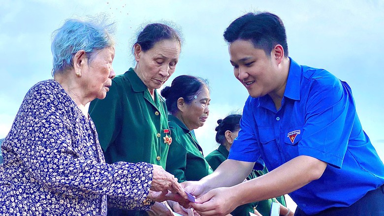 Đo&agrave;n Thanh ni&ecirc;n B&aacute;o X&acirc;y dựng tri &acirc;n cựu chiến binh t&agrave;u kh&ocirc;ng số, thăm gia đ&igrave;nh ch&iacute;nh s&aacute;ch- Ảnh 8.