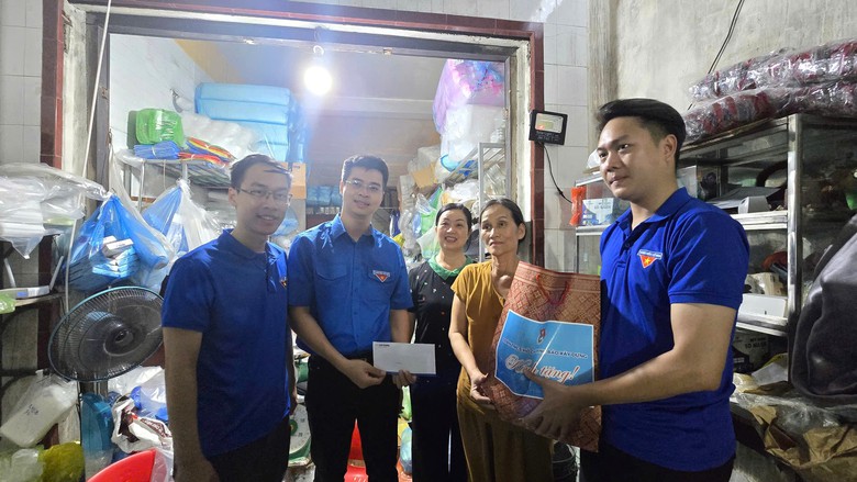 Đo&agrave;n Thanh ni&ecirc;n B&aacute;o X&acirc;y dựng tri &acirc;n cựu chiến binh t&agrave;u kh&ocirc;ng số, thăm gia đ&igrave;nh ch&iacute;nh s&aacute;ch- Ảnh 14.