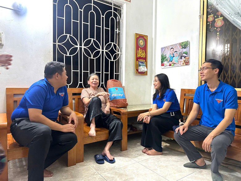 Đo&agrave;n Thanh ni&ecirc;n B&aacute;o X&acirc;y dựng tri &acirc;n cựu chiến binh t&agrave;u kh&ocirc;ng số, thăm gia đ&igrave;nh ch&iacute;nh s&aacute;ch- Ảnh 11.