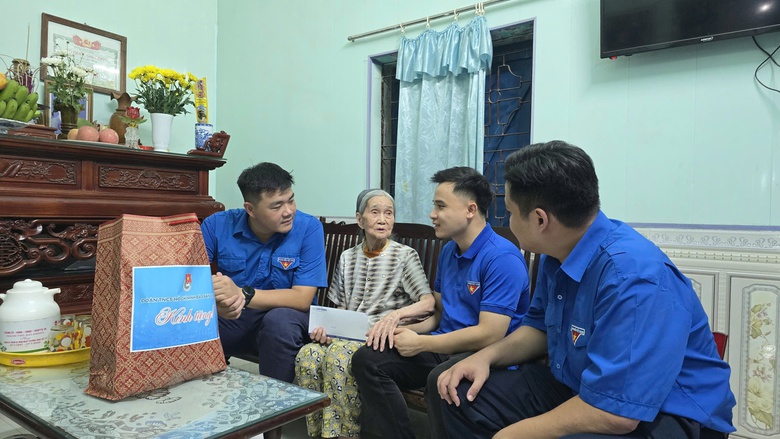 Đo&agrave;n Thanh ni&ecirc;n B&aacute;o X&acirc;y dựng tri &acirc;n cựu chiến binh t&agrave;u kh&ocirc;ng số, thăm gia đ&igrave;nh ch&iacute;nh s&aacute;ch- Ảnh 12.