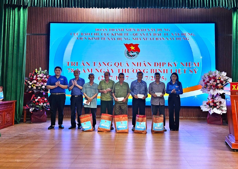 Đo&agrave;n Thanh ni&ecirc;n B&aacute;o X&acirc;y dựng tri &acirc;n cựu chiến binh t&agrave;u kh&ocirc;ng số, thăm gia đ&igrave;nh ch&iacute;nh s&aacute;ch- Ảnh 15.