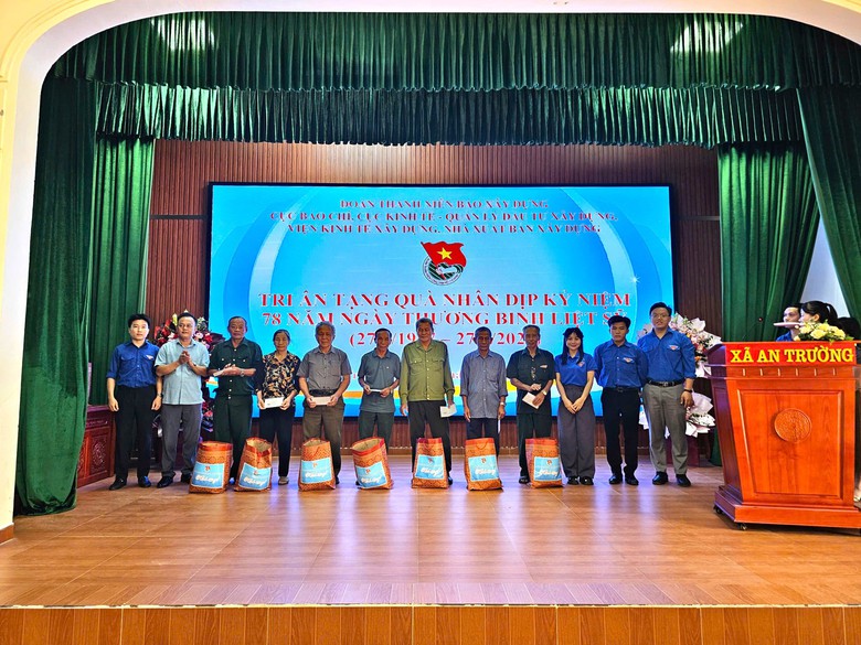 Đo&agrave;n Thanh ni&ecirc;n B&aacute;o X&acirc;y dựng tri &acirc;n cựu chiến binh t&agrave;u kh&ocirc;ng số, thăm gia đ&igrave;nh ch&iacute;nh s&aacute;ch- Ảnh 16.