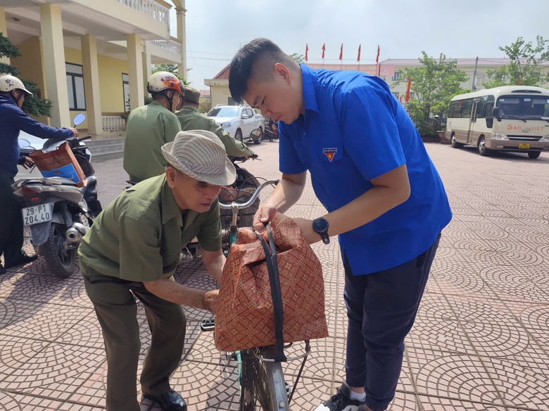 Đo&agrave;n Thanh ni&ecirc;n B&aacute;o X&acirc;y dựng tri &acirc;n cựu chiến binh t&agrave;u kh&ocirc;ng số, thăm gia đ&igrave;nh ch&iacute;nh s&aacute;ch- Ảnh 17.