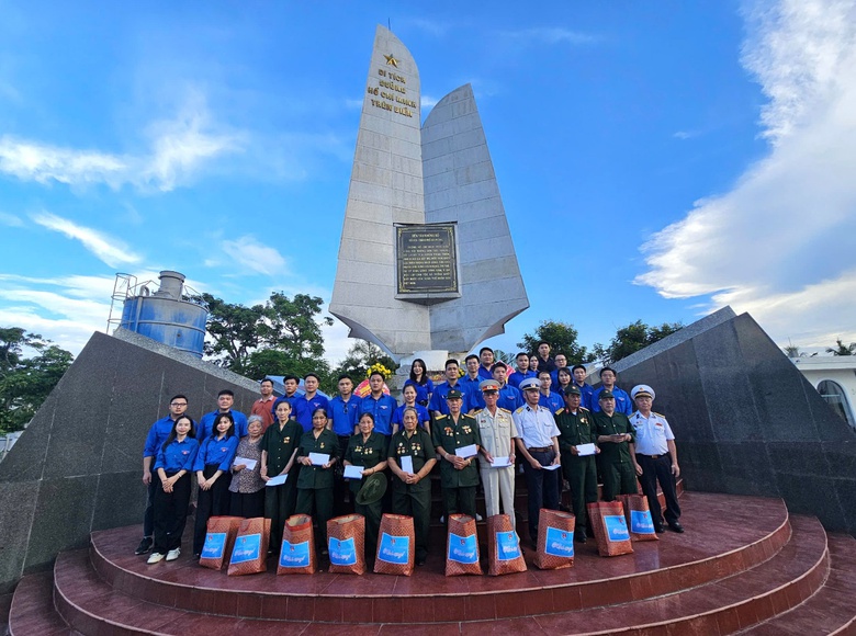 Đo&agrave;n Thanh ni&ecirc;n B&aacute;o X&acirc;y dựng tri &acirc;n cựu chiến binh t&agrave;u kh&ocirc;ng số, thăm gia đ&igrave;nh ch&iacute;nh s&aacute;ch- Ảnh 21.