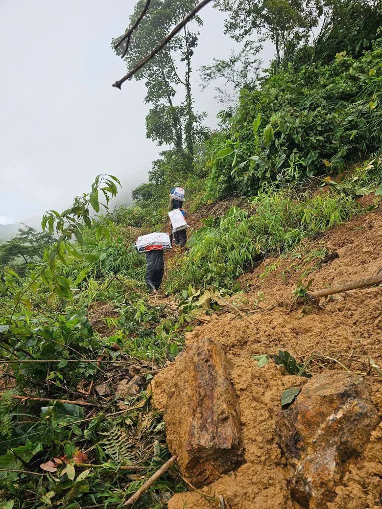 Nghệ An: 5 bản ở x&atilde; Na Loi bị c&ocirc; lập do mưa lũ- Ảnh 4.