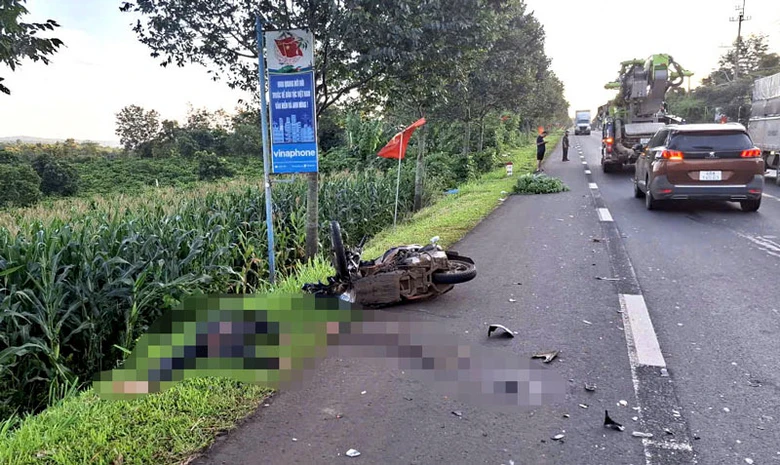 Hiện trường vụ tai nạn khiến người đ&agrave;n &ocirc;ng đi xe m&aacute;y tử vong tại chỗ.