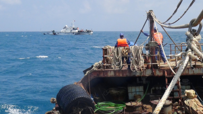 Bắt giữ tàu vận chuyển khoảng 260.000 lít dầu DO trái phép- Ảnh 1. Bắt giữ tàu vận chuyển khoảng 260.000 lít dầu DO trái phép- Ảnh 1.