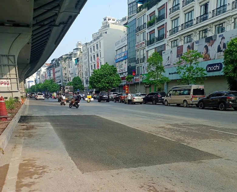 Khắc phục xong vụ xe m&aacute;y sụt "hố tử thần" tr&ecirc;n đường Trường Chinh- Ảnh 1.