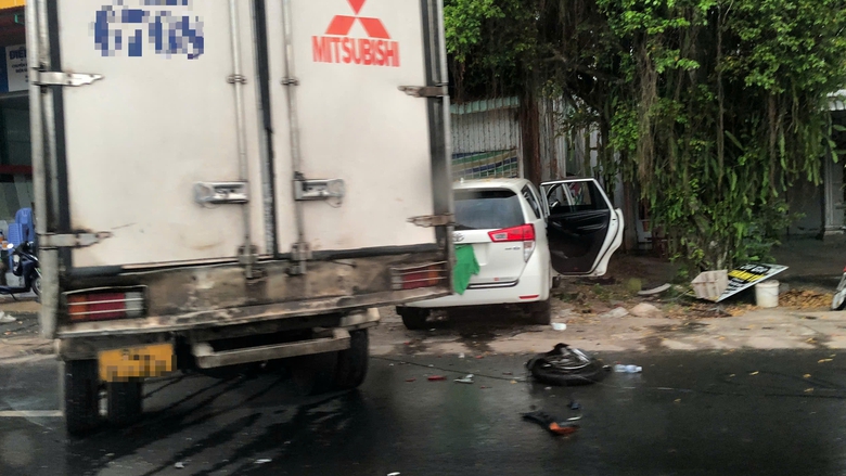 Tai nạn tr&ecirc;n quốc lộ 1 qua C&agrave; Mau, một người tử vong, 4 người bị thương- Ảnh 1.