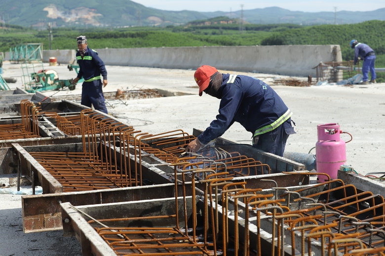 Cao tốc Vũng Áng - Bùng tăng tốc về đích trước 19/8- Ảnh 2. Cao tốc Vũng Áng - Bùng tăng tốc về đích trước 19/8- Ảnh 2.