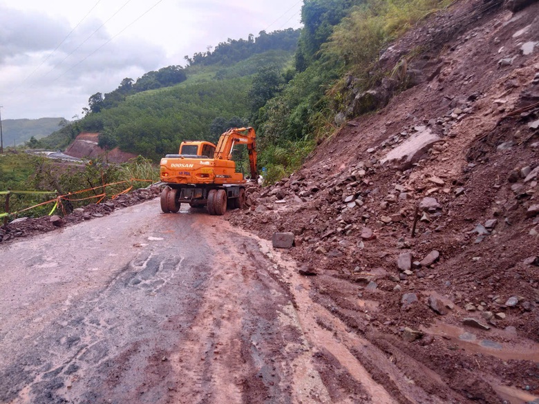 Khẩn trương xử lý đất đá sạt lở, đảm bảo giao thông tuyến đường lên cửa khẩu La Lay- Ảnh 1. Khẩn trương xử lý đất đá sạt lở, đảm bảo giao thông tuyến đường lên cửa khẩu La Lay- Ảnh 1.