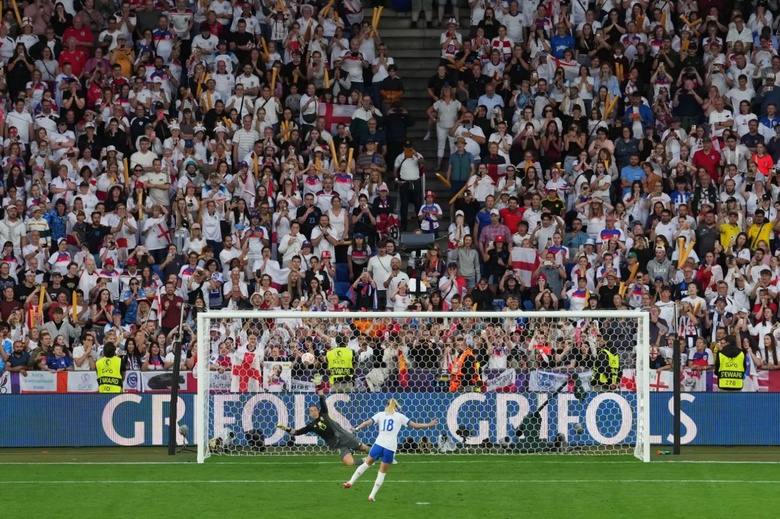 Tuyển nữ Anh đăng quang Euro 2025 sau loạt lu&acirc;n lưu kịch t&iacute;nh- Ảnh 2.