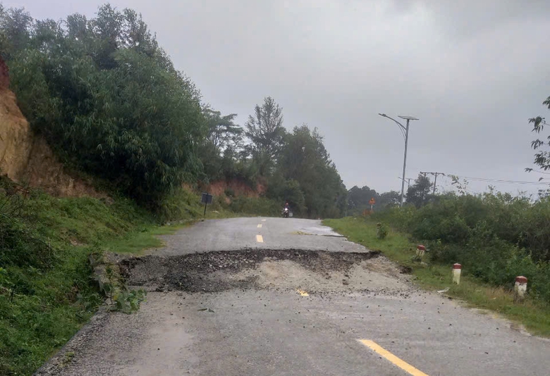 Nhiều tuyến quốc lộ, tỉnh lộ ở Quảng Ng&atilde;i sạt lở, giao th&ocirc;ng chia cắt- Ảnh 2.
