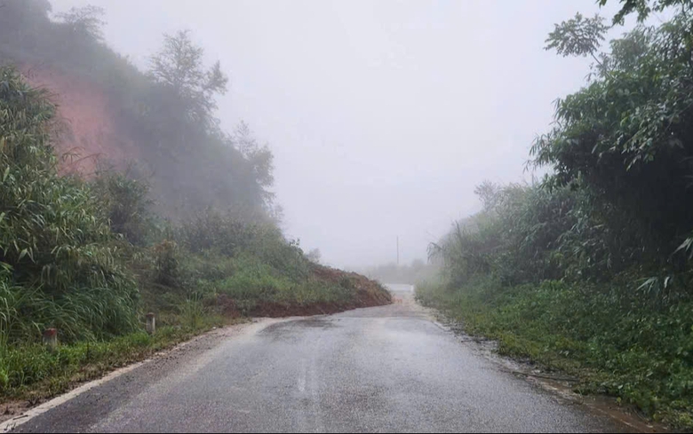 Nhiều tuyến quốc lộ, tỉnh lộ ở Quảng Ng&atilde;i sạt lở, giao th&ocirc;ng chia cắt- Ảnh 3.