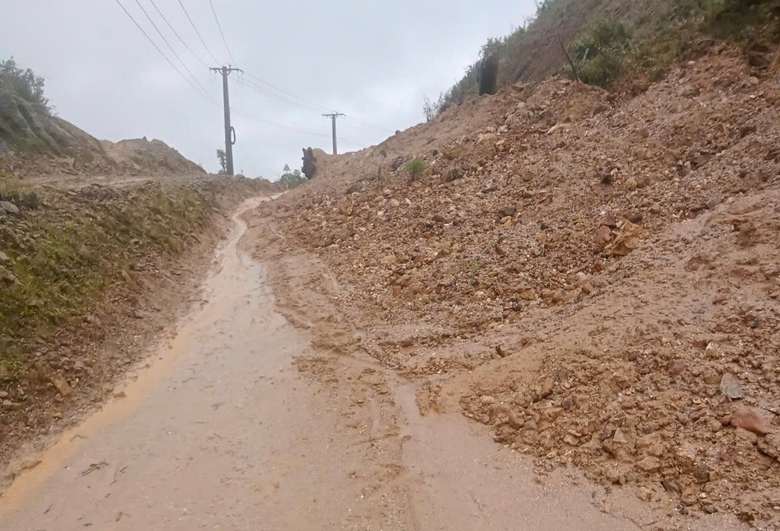 Nhiều tuyến quốc lộ, tỉnh lộ ở Quảng Ng&atilde;i sạt lở, giao th&ocirc;ng chia cắt- Ảnh 4.