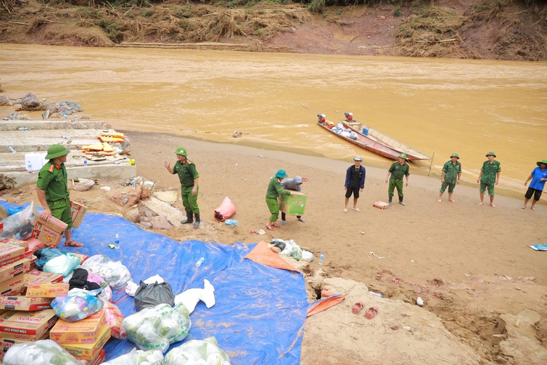 Quốc lộ 16 qua Nghệ An sạt lở nghi&ecirc;m trọng, giao th&ocirc;ng chia cắt- Ảnh 13.