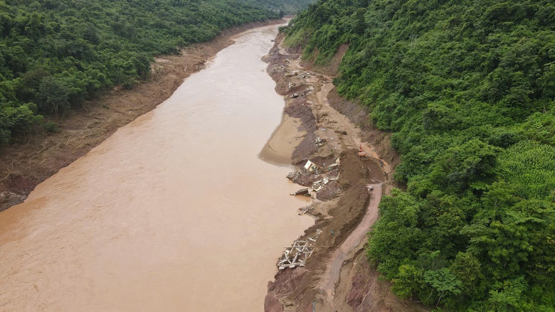 Quốc lộ 16 qua Nghệ An sạt lở nghi&ecirc;m trọng, giao th&ocirc;ng chia cắt- Ảnh 1.