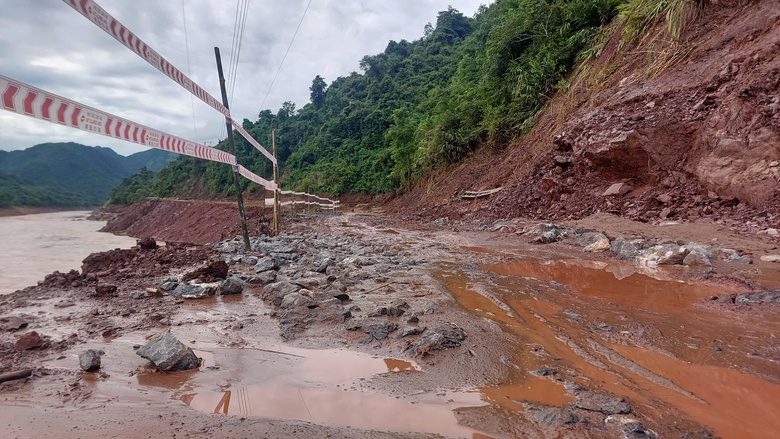 Quốc lộ 16 qua Nghệ An sạt lở nghi&ecirc;m trọng, giao th&ocirc;ng chia cắt- Ảnh 10.