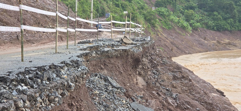 Quốc lộ 16 qua Nghệ An sạt lở nghi&ecirc;m trọng, giao th&ocirc;ng chia cắt- Ảnh 5.