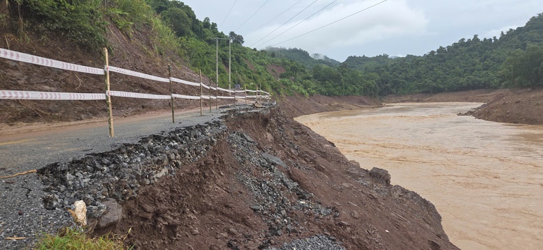 Quốc lộ 16 qua Nghệ An sạt lở nghi&ecirc;m trọng, giao th&ocirc;ng chia cắt- Ảnh 6.