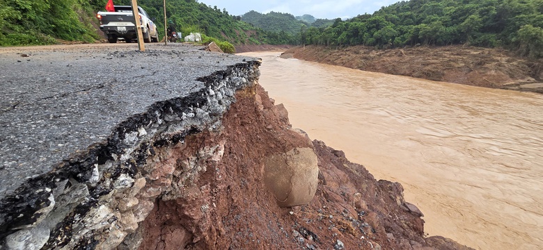 Quốc lộ 16 qua Nghệ An sạt lở nghi&ecirc;m trọng, giao th&ocirc;ng chia cắt- Ảnh 4.