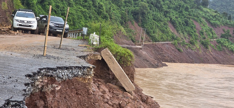 Quốc lộ 16 qua Nghệ An sạt lở nghi&ecirc;m trọng, giao th&ocirc;ng chia cắt- Ảnh 3.