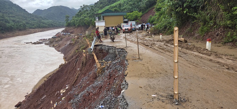 Quốc lộ 16 qua Nghệ An sạt lở nghi&ecirc;m trọng, giao th&ocirc;ng chia cắt- Ảnh 7.
