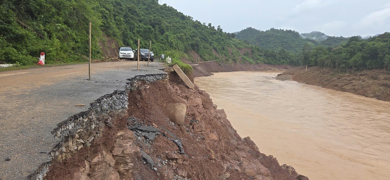 Quốc lộ 16 qua Nghệ An sạt lở nghi&ecirc;m trọng, giao th&ocirc;ng chia cắt- Ảnh 2.