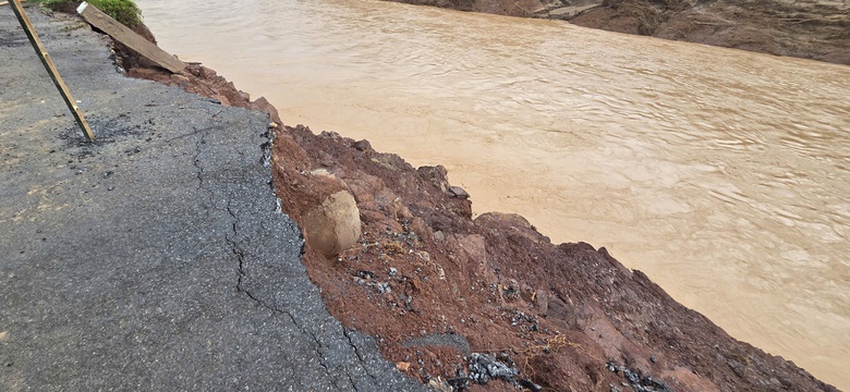 Quốc lộ 16 qua Nghệ An sạt lở nghi&ecirc;m trọng, giao th&ocirc;ng chia cắt- Ảnh 8.