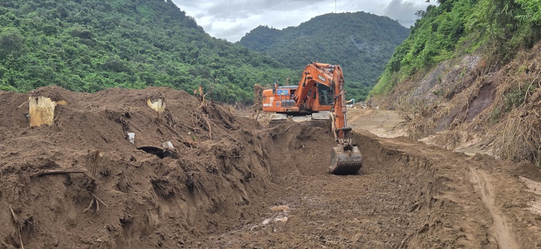Quốc lộ 16 qua Nghệ An sạt lở nghi&ecirc;m trọng, giao th&ocirc;ng chia cắt- Ảnh 12.