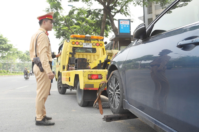 Bị phạt v&igrave; dừng, đỗ sai tr&ecirc;n đường ph&acirc;n l&agrave;n cứng, t&agrave;i xế n&oacute;i "kh&ocirc;ng thấy biển cấm"- Ảnh 8.