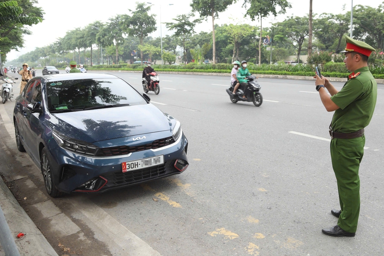Bị phạt v&igrave; dừng, đỗ sai tr&ecirc;n đường ph&acirc;n l&agrave;n cứng, t&agrave;i xế n&oacute;i "kh&ocirc;ng thấy biển cấm"- Ảnh 4.