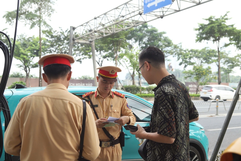 Bị phạt v&igrave; dừng, đỗ sai tr&ecirc;n đường ph&acirc;n l&agrave;n cứng, t&agrave;i xế n&oacute;i "kh&ocirc;ng thấy biển cấm"- Ảnh 5.
