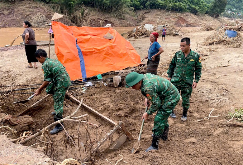Ấm t&igrave;nh qu&acirc;n d&acirc;n Nghệ An những ng&agrave;y "s&aacute;ng chắn b&atilde;o gi&ocirc;ng, chiều ngăn nắng lửa"- Ảnh 13.