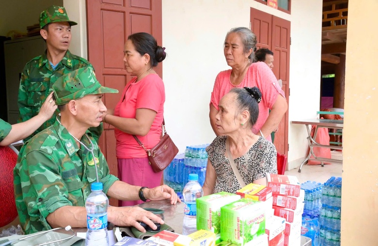 Ấm t&igrave;nh qu&acirc;n d&acirc;n Nghệ An những ng&agrave;y "s&aacute;ng chắn b&atilde;o gi&ocirc;ng, chiều ngăn nắng lửa"- Ảnh 9.