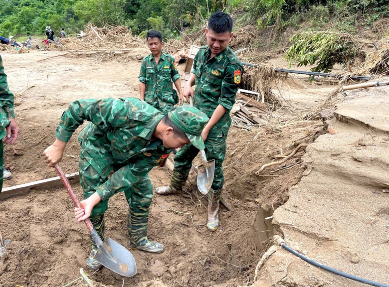 Ấm t&igrave;nh qu&acirc;n d&acirc;n Nghệ An những ng&agrave;y "s&aacute;ng chắn b&atilde;o gi&ocirc;ng, chiều ngăn nắng lửa"- Ảnh 5.